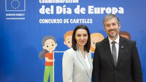 La Comunidad de Madrid conmemora el Día de Europa con la 22º edición del concurso escolar de carteles sobre la historia y los valores de la Unión Europea Los consejeros García Martín y Zarzalejo en la 22ª edición del tradicional concurso de carteles sobre la historia y los valores de la Unión Europea