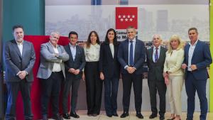 El consejero Rodrigo juntos a los responsables del programa Plan Alquila