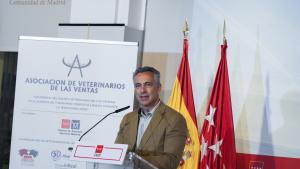 El consejero Carlos Novillo clausurando la gala de la Asociación de Veterinarios de Las Ventas