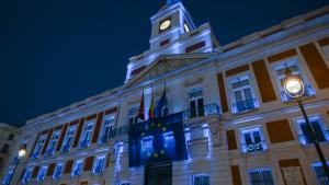 La fachada de la Real Casa de Correos iluminada de azul