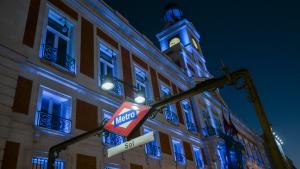 La fachada de la Real Casa de Correos iluminada de azul