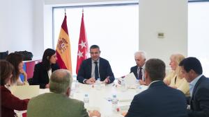 El consejero Rodrigo juntos a los responsables del programa Plan Alquila