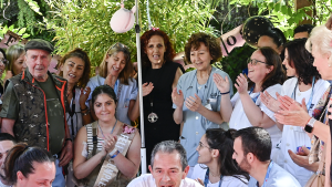 Sanitarios y familiares aplauden durante el cumpleaños de una paciente