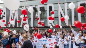 Pacientes y profesionales lanzan globos por el Día del Niño Hospitalizado