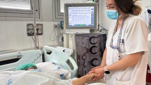 enfermera de diálisis atendiendo a paciente en el Hospital Universitario Severo Ochoa