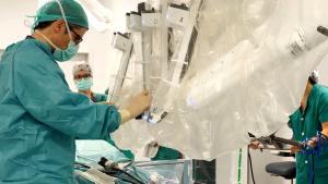 El Hospital público 12 de Octubre, primero en España que opera con robot a un bebé de tres meses con obstrucción renal 