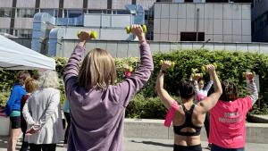 mujeres haciendo deporte frente al hospital