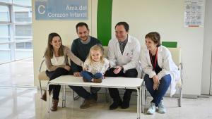 Profesionales, padres y paciente sentados para hacerse una foto