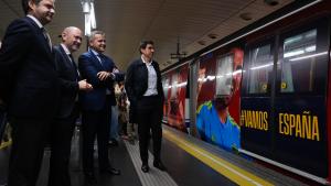 La Comunidad de Madrid pondrá en circulación un tren especial de Metro dedicado a la Selección Española de fútbol con motivo del Mundial 2026 El consejero Rodrigo en un andén de Metro de Madrid