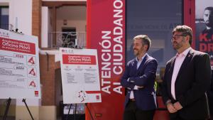 El consejero García Martín en la presentación la nueva Oficina Móvil de Atención al Ciudadano