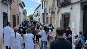 Vecinos y profesionales de Colmenar de Oreja recorren las calles en el primer paseo intergeneracional