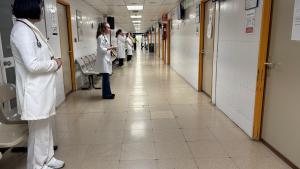 Los alumnos esperan su turno para entrar a la consulta