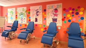 Espacio con sillone spatra la donación de sangre, decorado con personajes de la película Inside Out