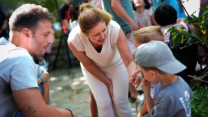 La consejera Dávila junto a niños con sus familias de acogida