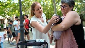 La consejera Dávila junto a niños con sus familias de acogida