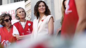 La presidenta Isabel Díaz Ayuso en una mesa informativa de Cáritas Diocesana