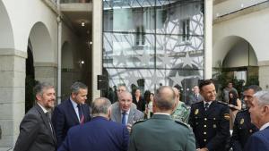 Los consejeros García Martín y Rodrigo recogiendo la Gran Cruz de la Lealtad a las Víctimas del Terrorismo