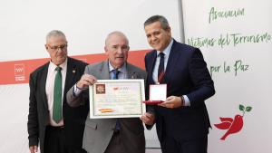 Los consejeros García Martín y Rodrigo recogiendo la Gran Cruz de la Lealtad a las Víctimas del Terrorismo