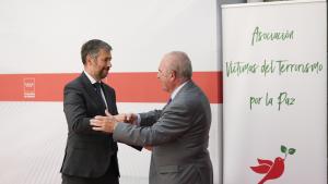 Los consejeros García Martín y Rodrigo recogiendo la Gran Cruz de la Lealtad a las Víctimas del Terrorismo