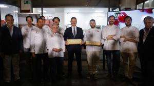 El consejero De Paco Serrano junto con el presidente de la Asociación de pasteleros y panaderos artesanos de la Comunidad de Madrid