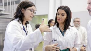 La Comunidad de Madrid despliega laboratorios que integran IA, robótica y automatización para transformar la ciencia y la industria La consejera Mercedes Zarzalejo en el Instituto Madrileño de Estudios Avanzados IMDEA Energía