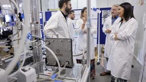 La Comunidad de Madrid despliega laboratorios que integran IA, robótica y automatización para transformar la ciencia y la industria La consejera Mercedes Zarzalejo en el Instituto Madrileño de Estudios Avanzados IMDEA Energía