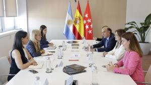 Las consejeras Albert y Zarzalejo junto a la delegación del Gobierno argentino