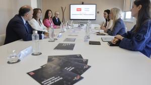 Las consejeras Albert y Zarzalejo junto a la delegación del Gobierno argentino