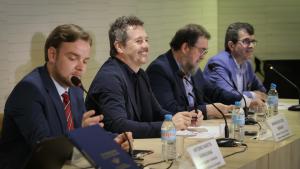 El consejero Mariano de Paco Serrano en la Biblioteca Regional.