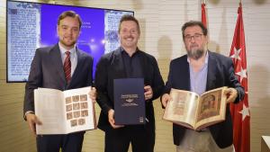 El consejero Mariano de Paco Serrano en la Biblioteca Regional.