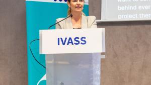 La consejera Dávila firmando la adhesión de la Agencia Madrileña para el Apoyo a las Personas Adultas con Discapacidad