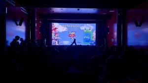Pantalla de cine en el salón de actos del HUPA para el estreno de Toy Story 5