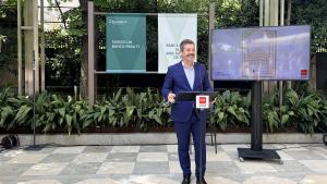 El consejero De Paco Serrano en los jardines del Palacete de la Banca March