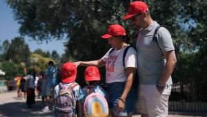 La Comunidad de Madrid facilita que 105 menores tutelados pasen el verano con familias de acogida Familias de acogida en el Parque Faunia de Madrid