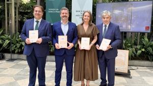 El consejero De Paco Serrano en los jardines del Palacete de la Banca March