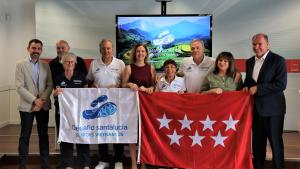 La consejera Dávila en el encuentro con los tres madrileños que viajarán en agosto a Vietnam