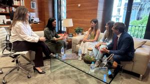 La consejera de Educación, Ciencia y Universidades junto a Valeria Fragola