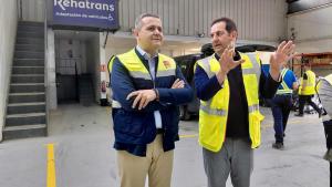 El consejero Jorge Rodrigo durante la visita a la empresa especializada en la adaptación de vehículos para personas con movilidad reducida
