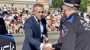 La Comunidad de Madrid alcanza casi los 11.000 agentes de Policía Local con la incorporación de 191 nuevos efectivos El consejero Novillo en la clausura y entrega de diplomas del LXII Curso Selectivo de Formación Básica