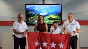 La consejera Dávila en el encuentro con los tres madrileños que viajarán en agosto a Vietnam