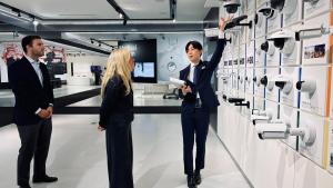 La consejera Albert en su visita a sedes centrales de NTT Data, Canon y Mitsubishi
