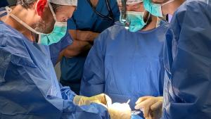 El Hospital Príncipe de Asturias es el primero de España en implantar una innovadora prótesis que recupera la voz y la deglución 