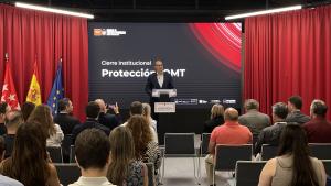 La Comunidad de Madrid reúne a expertos y a empresas tecnológicas para abordar los avances en materia de ciberprotección en el sector sanitario El consejero López-Valverde en el Centro Demostrador de Ciberseguridad