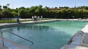 El viceconsejero Sánchez en las obras de rehabilitación de la Piscina Municipal de Campo Real