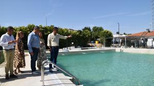 El viceconsejero Sánchez en las obras de rehabilitación de la Piscina Municipal de Campo Real