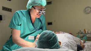 especialista de oftalmología en quirófano atendiendo a paciente