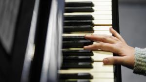 Una mano sobre las teclas de un piano