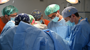 Profesionales de Cirugía Oral y Maxilofacial del Marañón Cirujanos en un quirófano