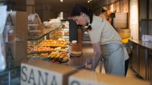 Mujer en la barra de una cafetería 
