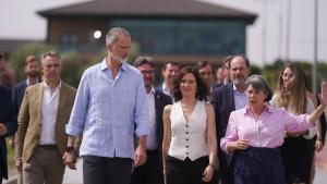 La presidenta Isabel Díaz Ayuso junto con Su Majestad el Rey Felipe VI el Centro de Innovación de Agua y Energía de Canal de Isabel II